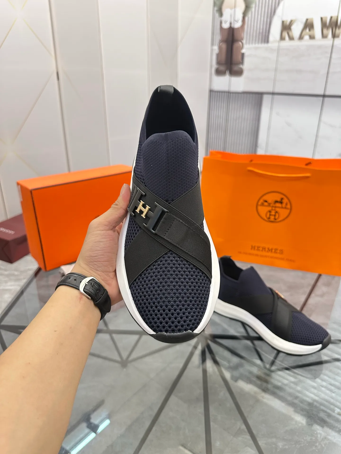 Men's shoes: 💰P620¥ High-end top quality Product trademark: Hermes *"Hermès*" low-top casual shoes Regular size: 38-45 (can be customized to 46) Product materials: Upper imported from the counter original fly weave, breathable lining, cowhide foot pads, original outsole. No.: 001